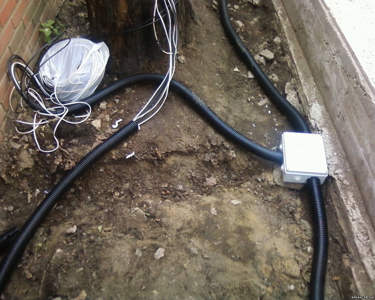 Силовой и слаботочный кабель в одном канале